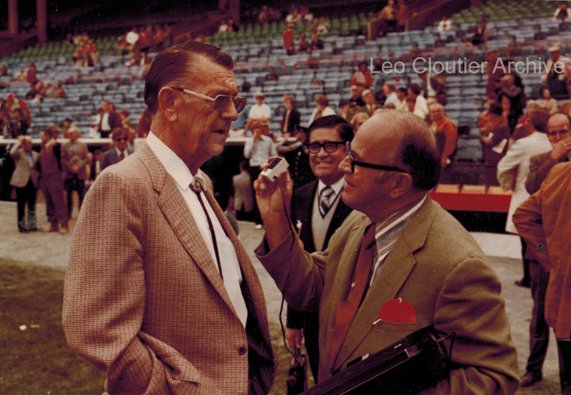 Lefty Gomez interviewed by Leo Cloutier in 1971; press photo